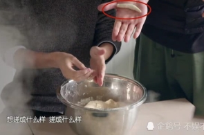 央视速评：陆续把新时候党的修设新的伟大工程推向行进